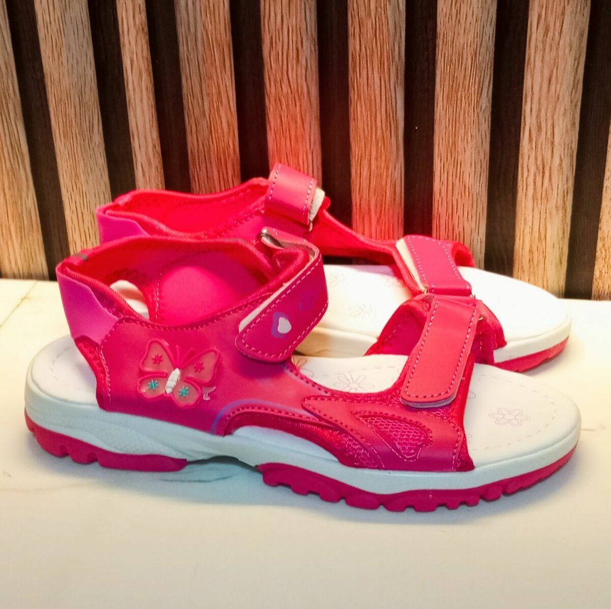 Sandales roses pour enfants