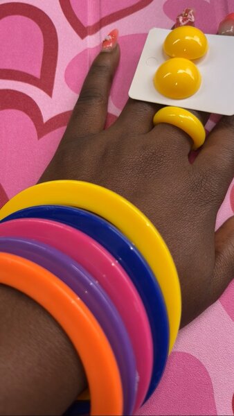 Bijoux colorés tendance