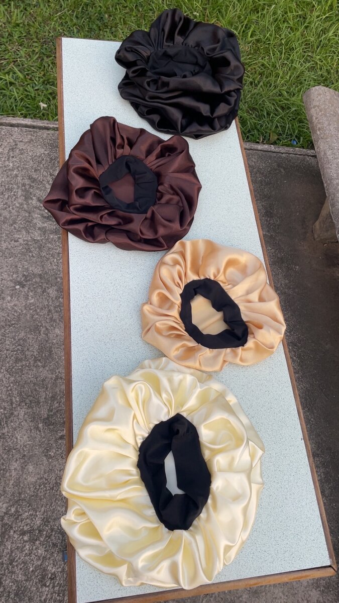 Bonnets en satin élégant