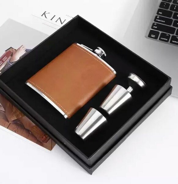 Flasque en cuir avec gobelets