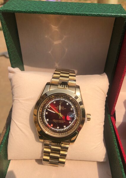 Montre de luxe dorée élégante