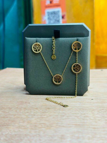 Ensemble or plaqué racine