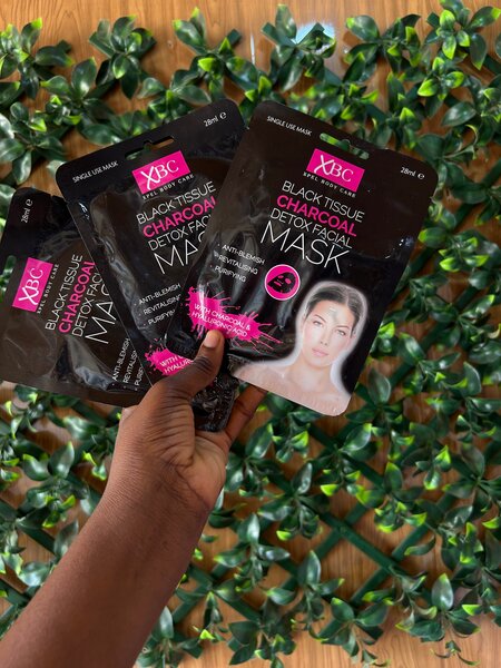 Black tissu charcoal detox