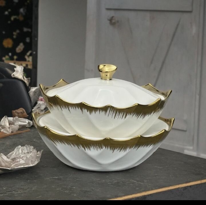 Plat élégant en porcelaine dorée