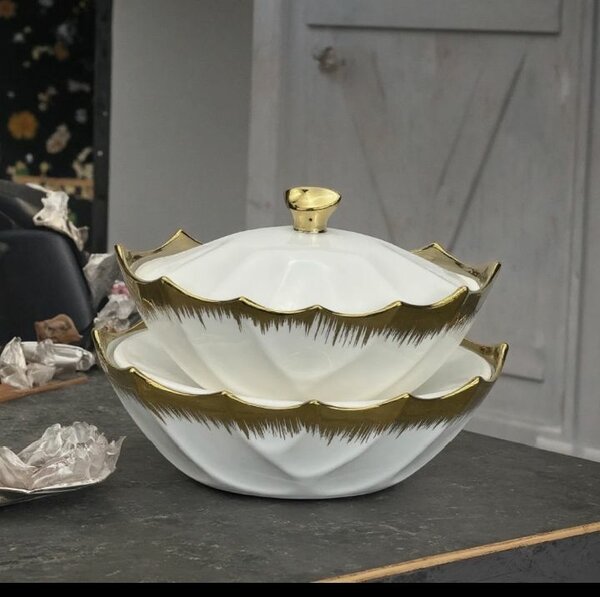 Plat élégant en porcelaine dorée