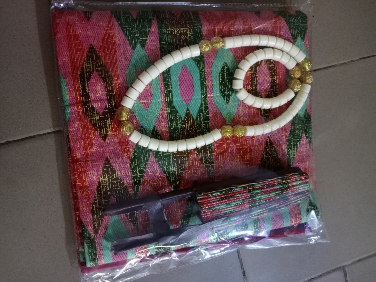 Pagne kanté et accessoires