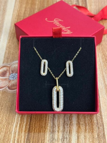 Collier en forme d'Afrique avec cristaux