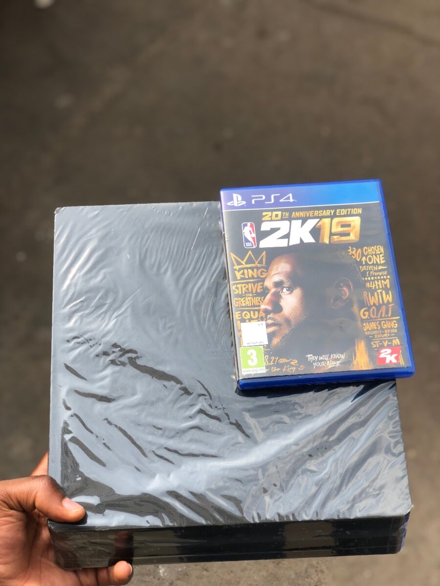 PS4 Slim + 1 Manette + 1 CD de Jeu en promo