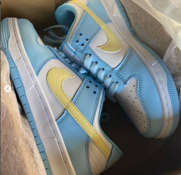 Nike sneakers white and blue with yellow insert