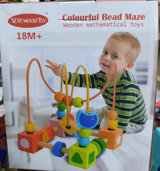 Labyrinthe en perles colorées