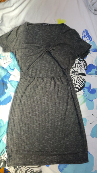 Robe noire courte et élégante pour femme