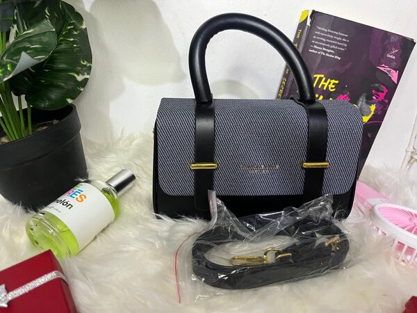 Ladies fashion hand bag