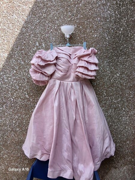 Robe élégante rose en satin