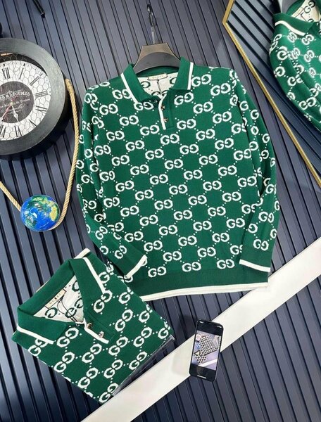 Pull en tricot vert motifs