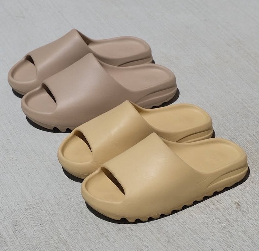 YEEZY SLIDES