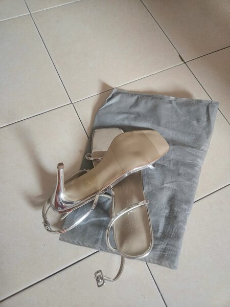 Sandales à talons transparents