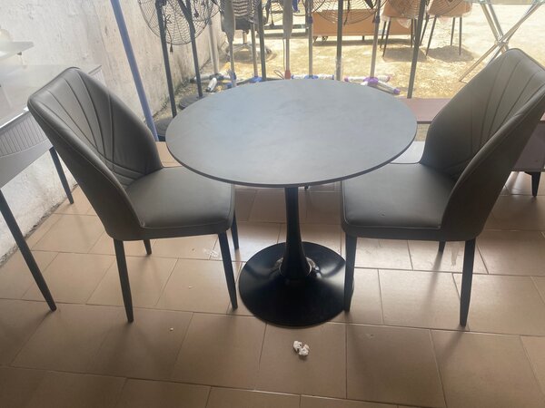 Table Ronde Moderne avec Chaises