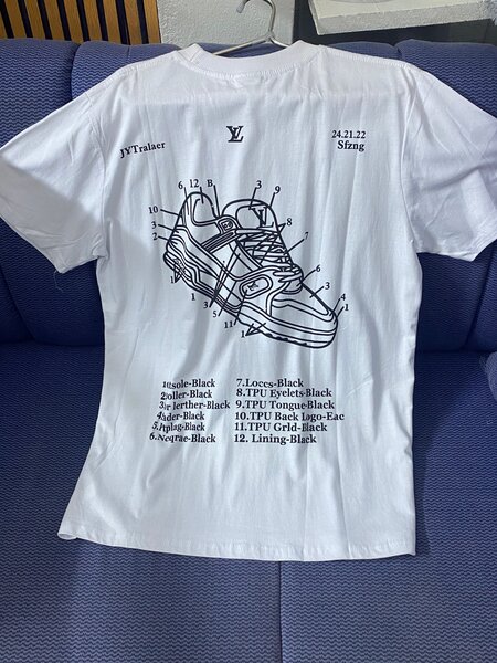 T-shirt blanc dessin sneakers
