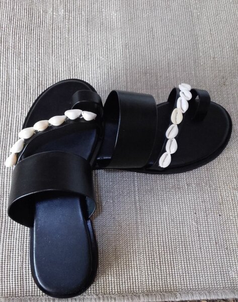 Sandales en cuir avec coquillages