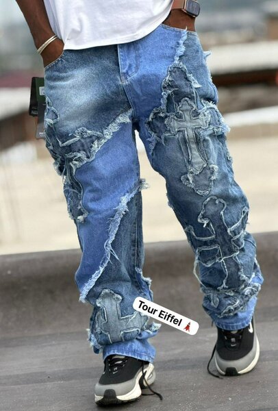 Jeans déchirés style gothique