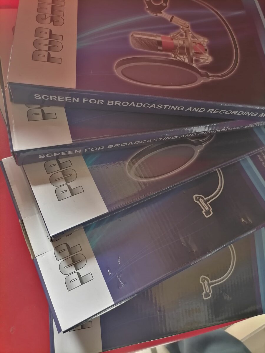 Microphone pop filter