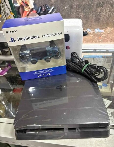 Sony PS4 avec manette DualShock 4