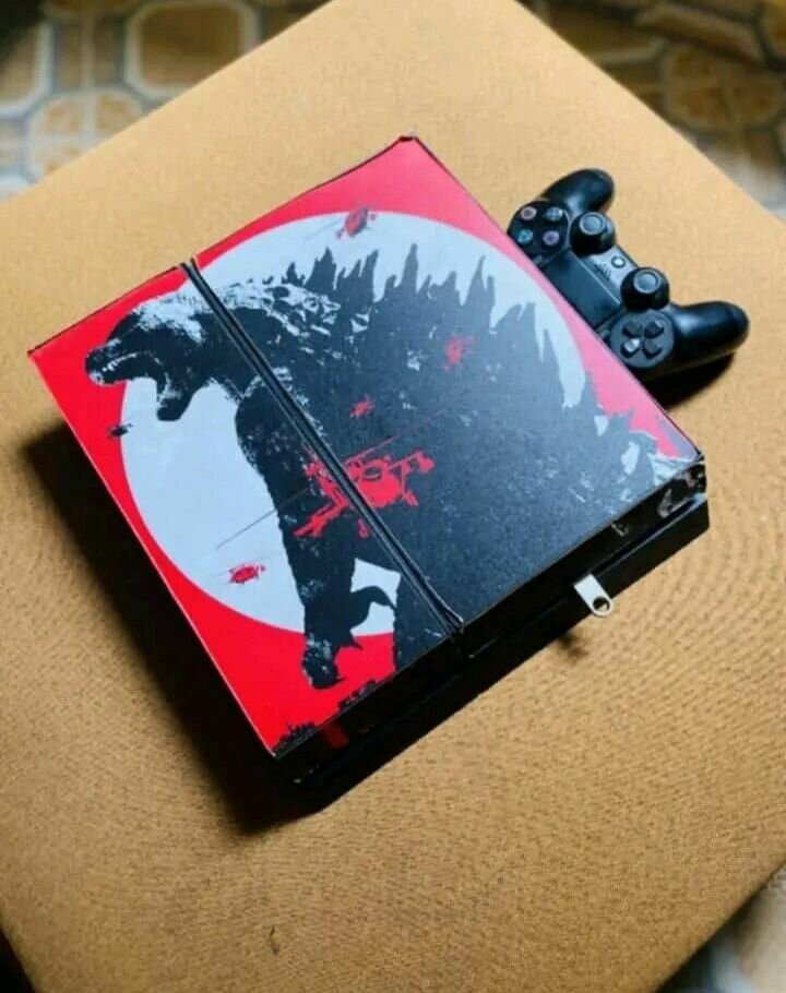 Console PlayStation 4 Slim avec skin Godzilla