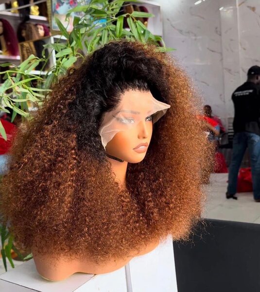 Perruque Bouclée en Dentelle