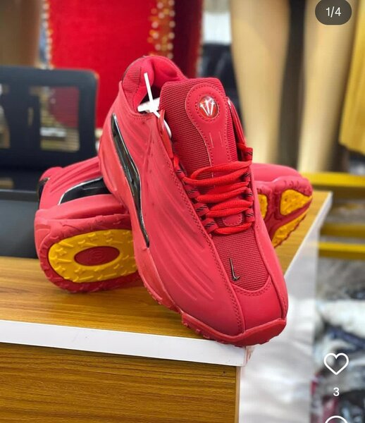 Basket rouge moderne