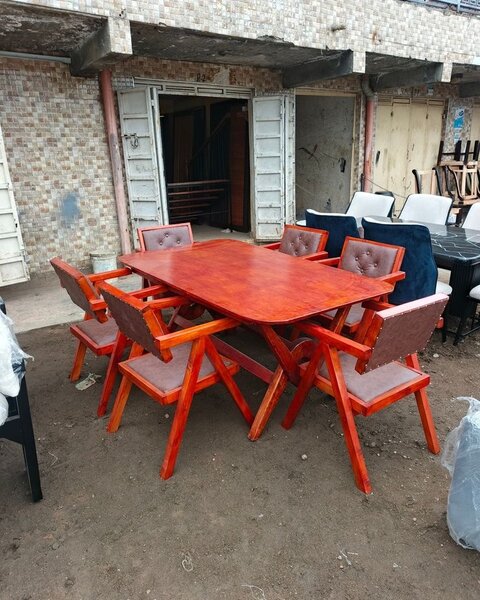 Table à manger en bois élégant