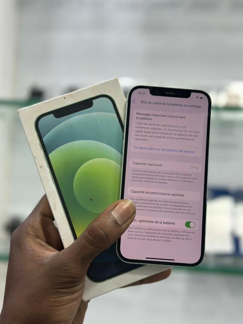 iPhone 12 64go quasi neuf avec son carton