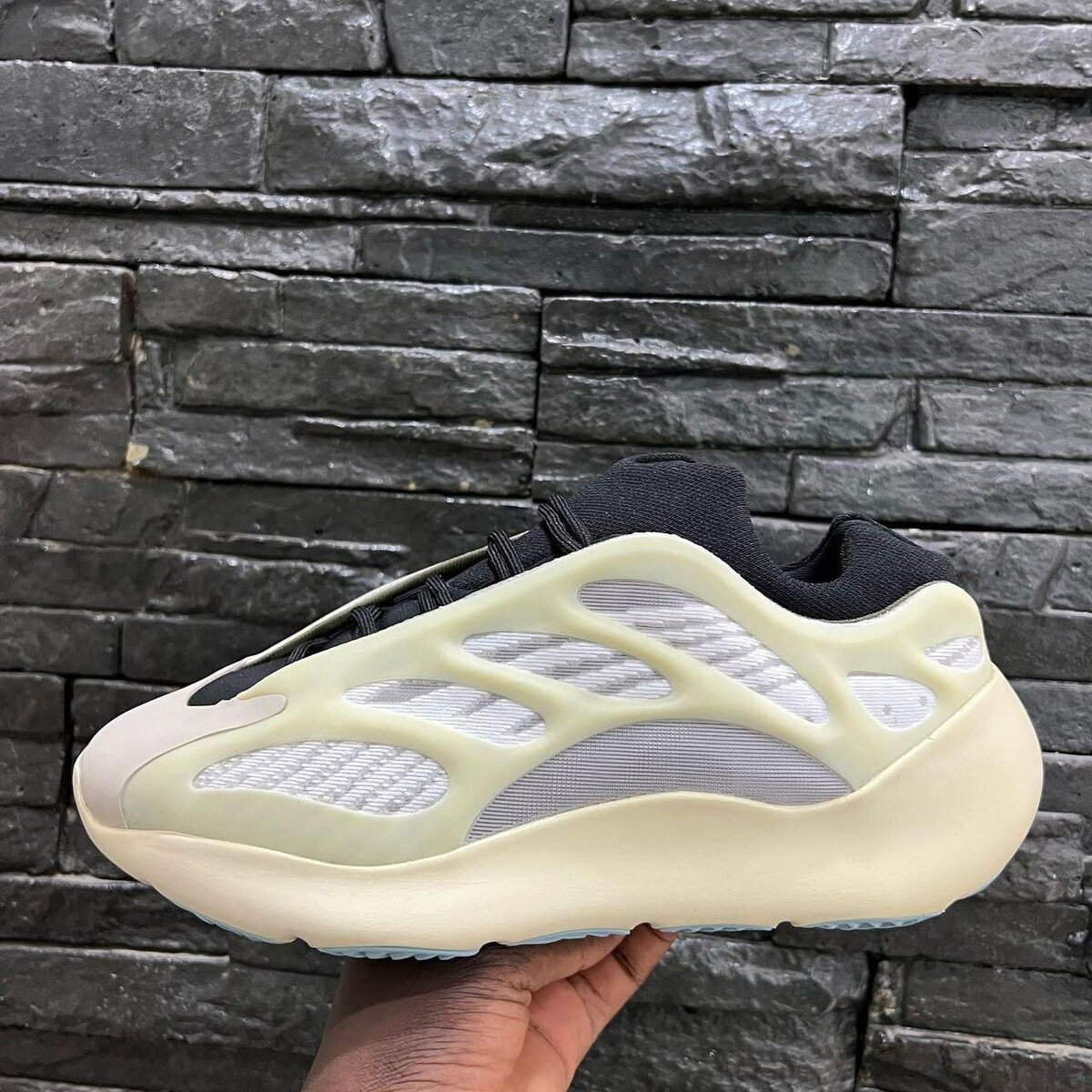 YEEZY 700 V3