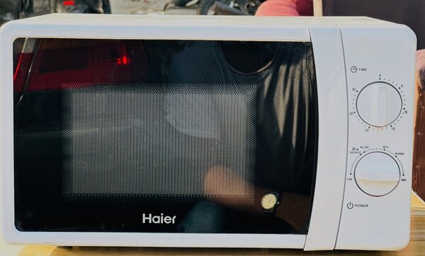 Micro-ondes compact moderne