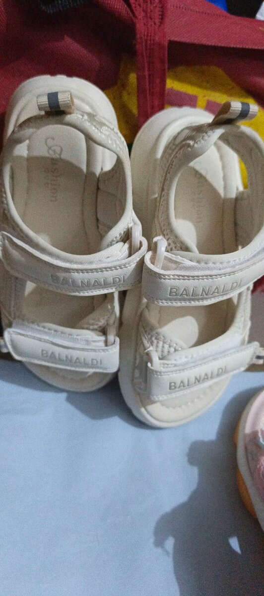 Sandales pour enfants en cuir beige