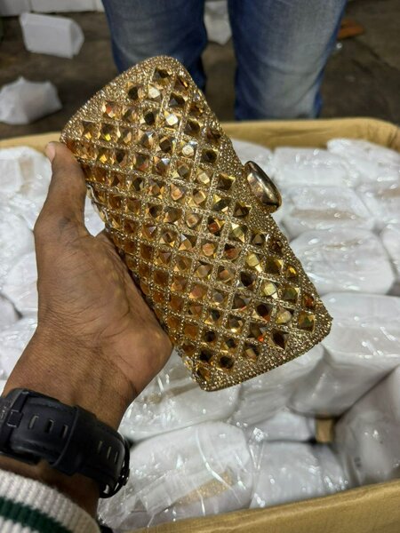 Pochette en métal doré