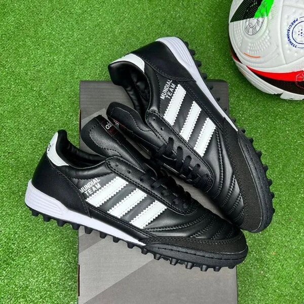 Chaussures de Football Adhérentes