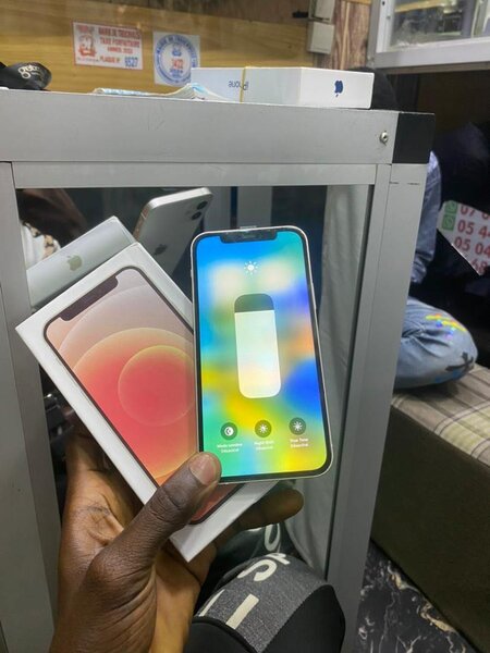 iPhone 12 64G tout es dorigine et tout passe propre