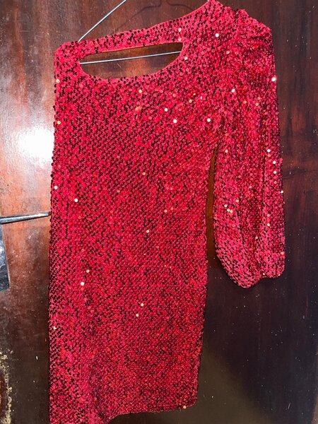 Robe rouge à paillettes