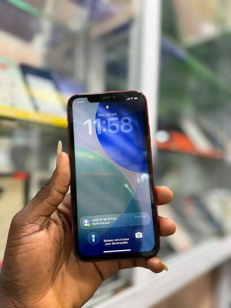 iPhone 11 64Go 2nd main