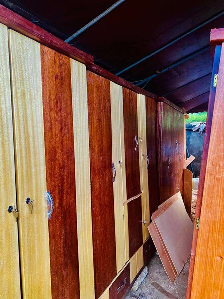 Armoire en bois robuste