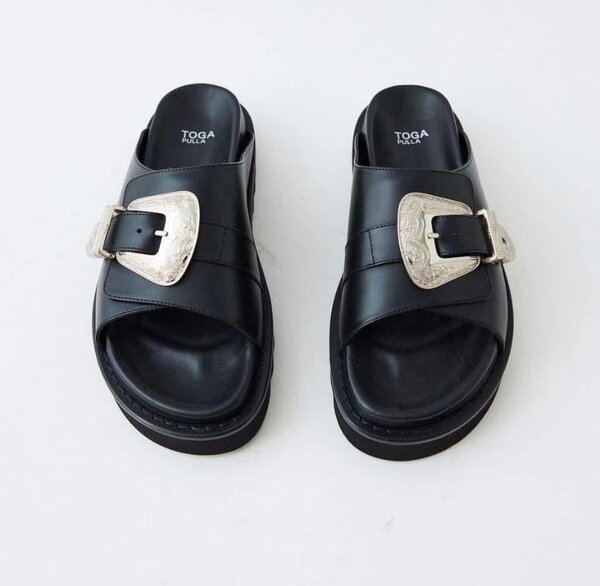 Mules Noires avec Boucles Argentées