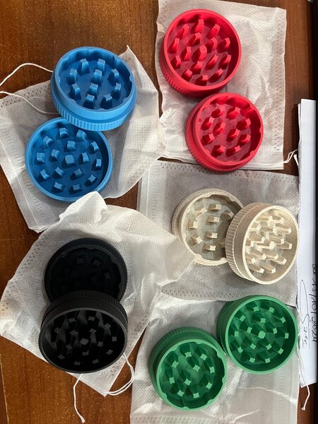 Moulins à épices colorés