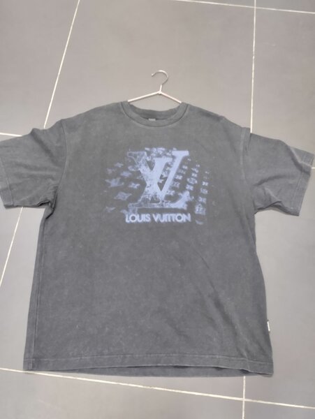 T-shirts graphiques modernes