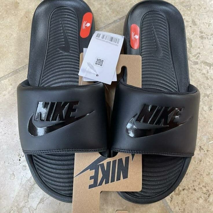 Claquettes Nike noires confortables