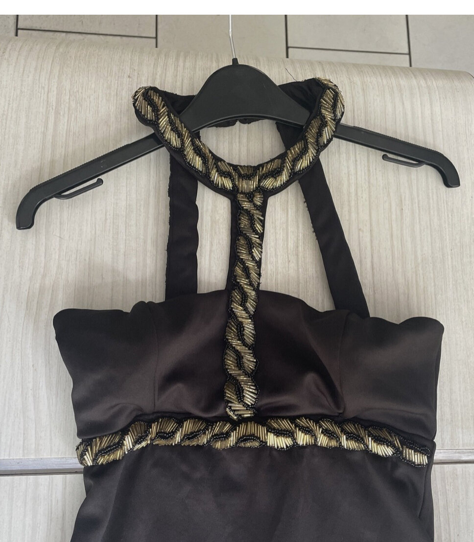 Robe noire élégante avec bretelles