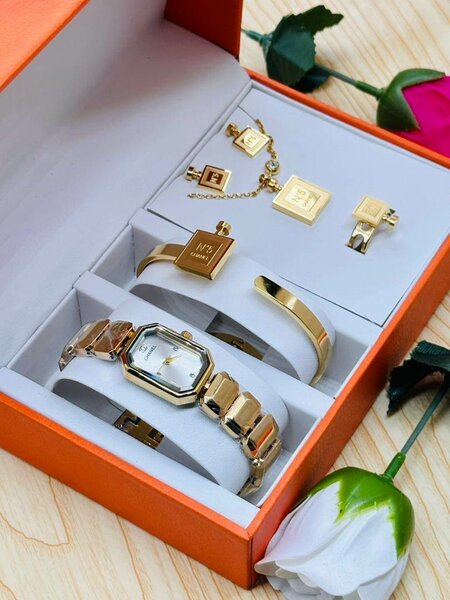 Montre et ensemble de bijoux en or