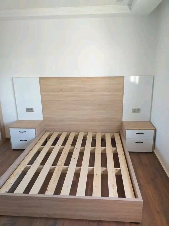 Lit double en bois moderne