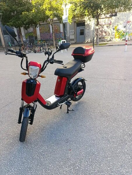 Scooter électrique urbain rouge