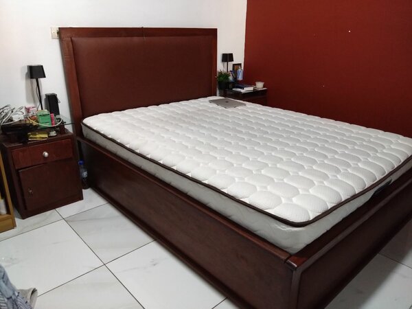 Lit double en bois élégant