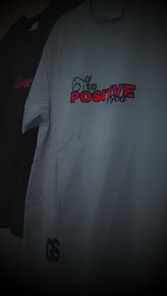 T-shirt 'Stay Positive' à tous
